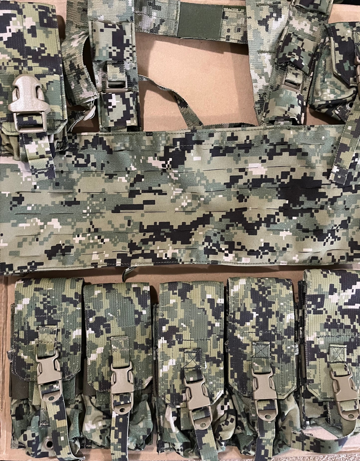 First Spear 6/12 Chest Harness plus pouch set AOR2, New (Garage Sale Item)
