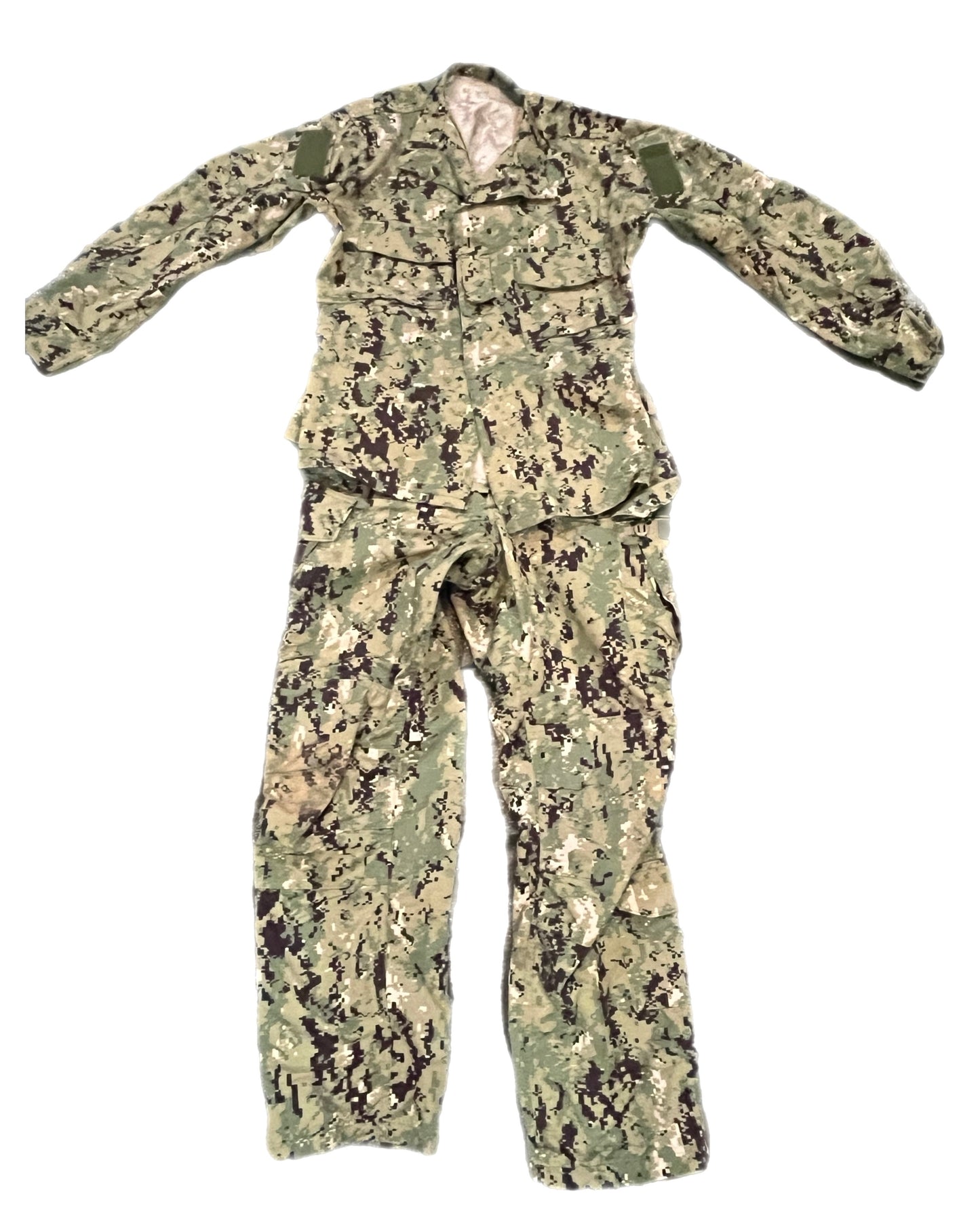 AOR 2 Combat Uniform MED Regular (Garage Sale Item)